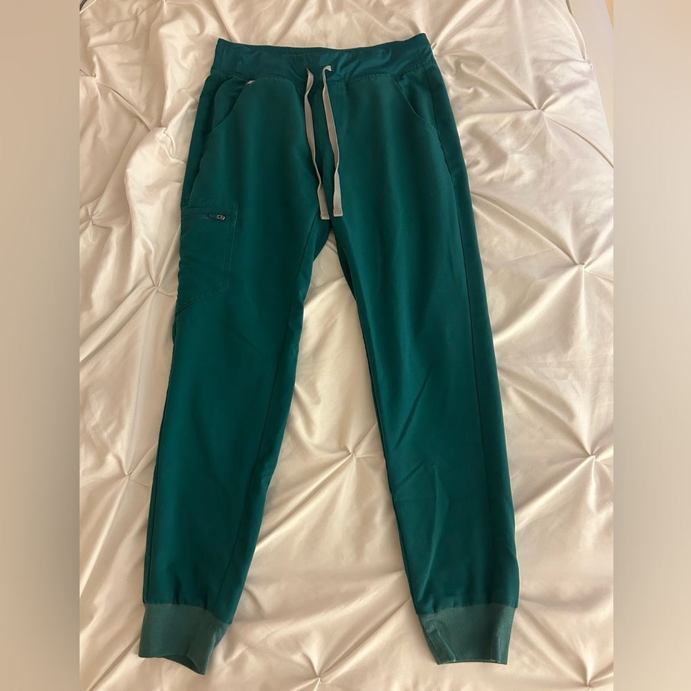 Figs Women’s Zamora Jogger Scrub Pants in Hunter Green